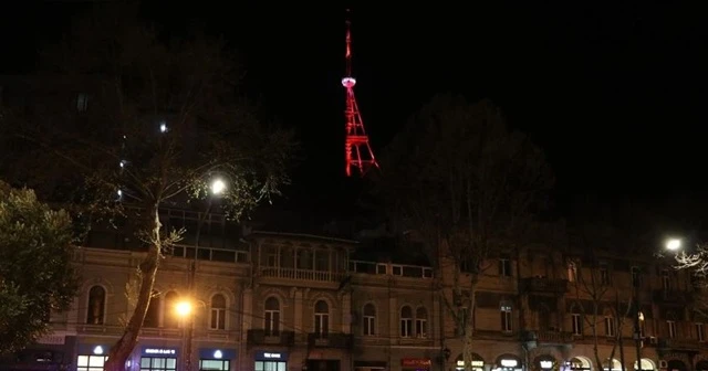 Tiflis Kulesi Türk bayrağının renkleriyle ışıklandırıldı