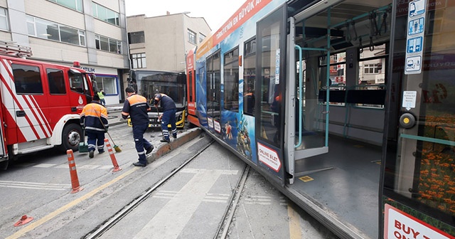 Tramvay belediye otobüsüne çarptı