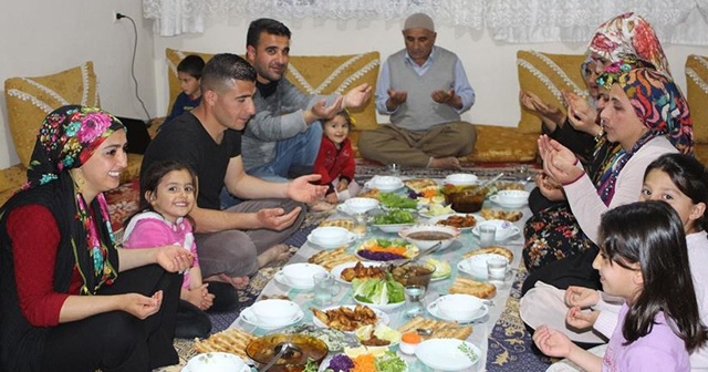 Türkiye&#039;de ilk iftar Hakkari&#039;de yapıldı