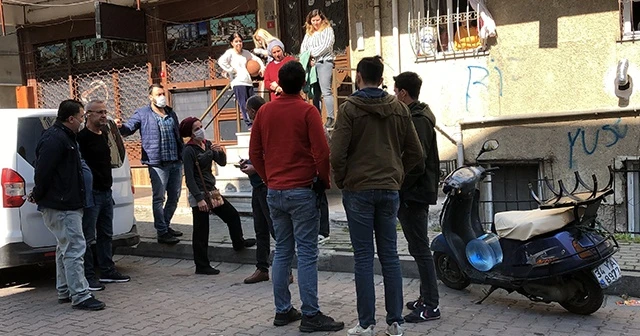 Uzun namlulu silahlarla apartmana giren kişiler mahalleliyi sokağa döktü