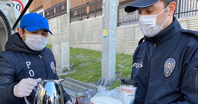 Vatandaştan polislere çay ikramı