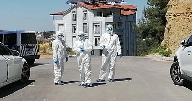Yaşlı adam tek başına yaşadığı evde ölü bulundu, ekipler özel kıyafetle eve girdi