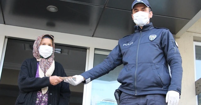 Yaşlı kadın çektiği yardım parasını düşürdü