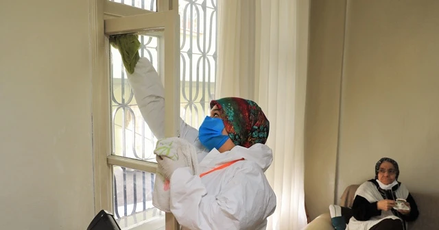 Yaşlıların evlerini özel kıyafetli ekipler temizliyor