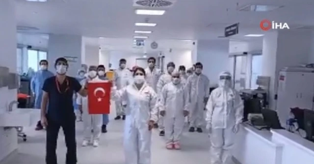 Yoğun bakım çalışanları İstiklal Marşı’nı hastanede okudu