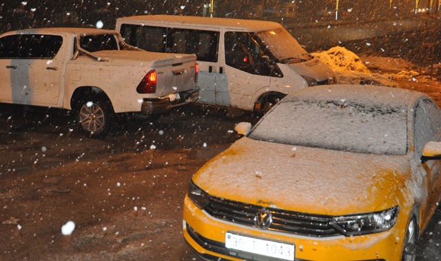 Yüksekova’da nisan ayında lapa lapa kar yağışı