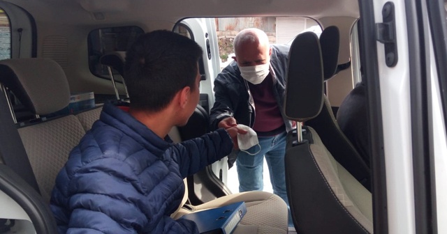 Yurduna geri dönemeyen çocuğun yardımına polis yetişti