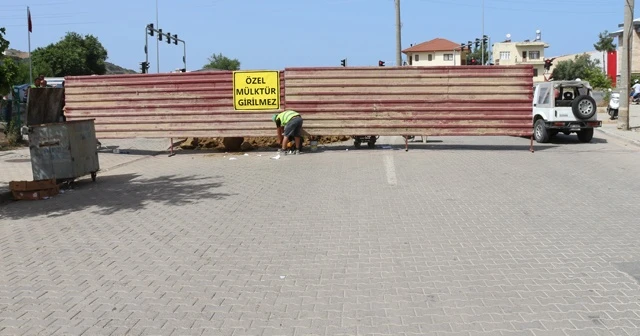 'Özel mülküm' diyerek kavşağı trafiğe kapattı