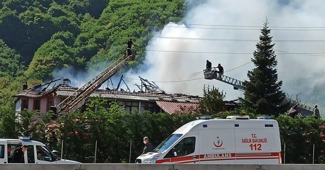 2 katlı ev, ahır ve 2 otomobil alevlere teslim oldu