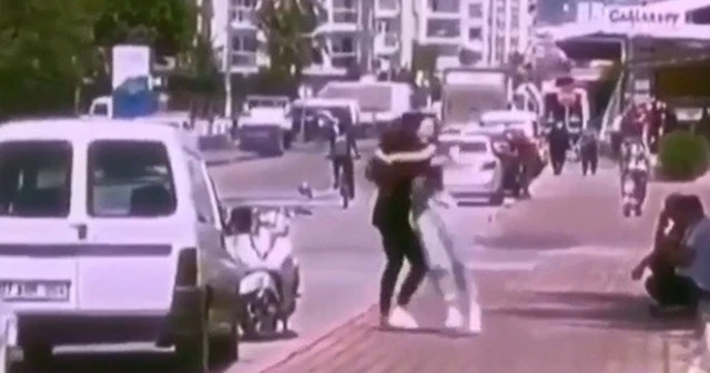 42 gündür görüşmeyen 2 kız arkadaşın özlemi duygulandırdı