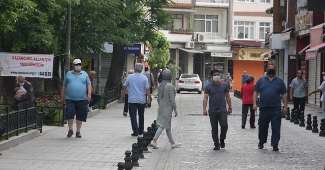 65 yaş üstü vatandaşlar evlerine dönmeye başladı