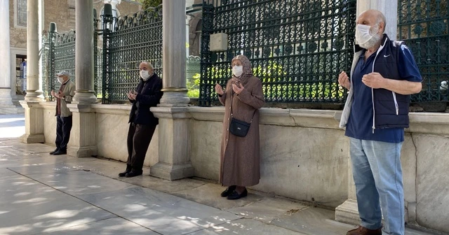 65 yaş üstü vatandaşlar yasağın kalkmasıyla Eyüpsultan Camii’ne akın etti