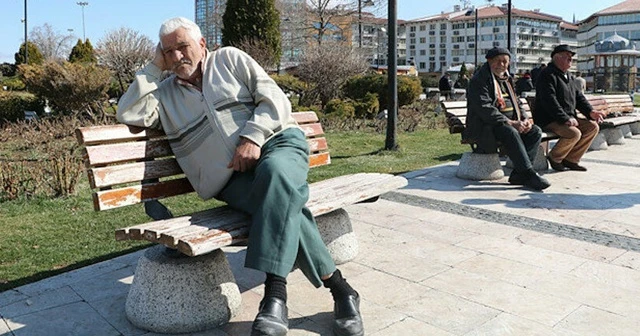 65 yaş üzeri için 4 saatlik sokağa çıkma izni başladı