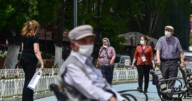65 yaş ve üstü vatandaşlar İstanbul sokaklarını doldurdu