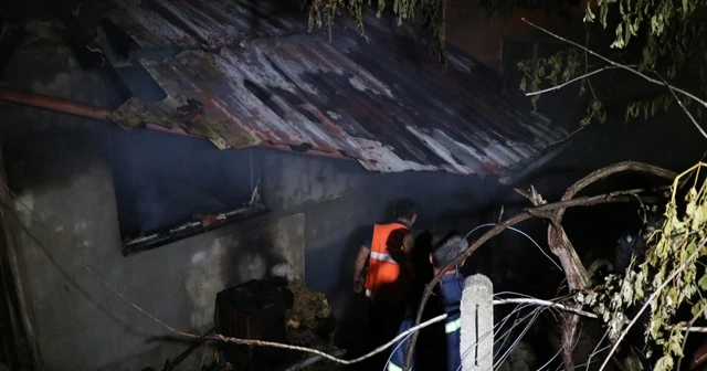 Alev topuna dönen ev kullanılamaz hale geldi