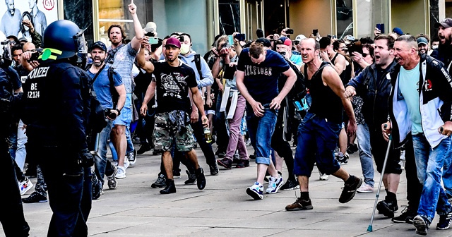 Almanya’da korona kısıtlamaları protesto edildi