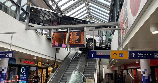 Almanya&#039;da otobüs, tren istasyonuna daldı: 2 yaralı