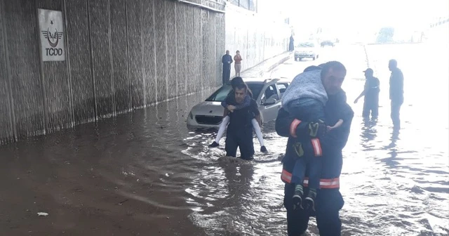 Alt geçidi su bastı, araçta kalan 3 kişi sırtta taşınarak kurtarıldı