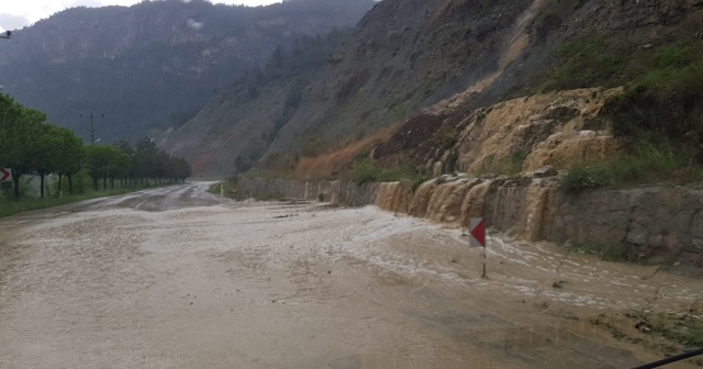 Aniden bastıran sağanak yağış heyelan riskini arttırdı