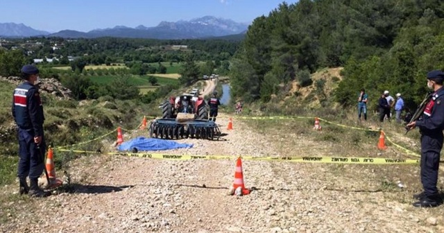 Antalya&#039;da iki ayrı traktör kazasında biri çocuk iki kişi öldü