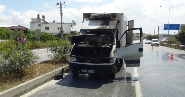 Antalya&#039;da seyir halindeyken alev alan kamyonet yandı