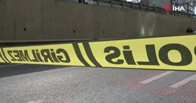 Araca kaldırım taşı atan genci bıçakladılar