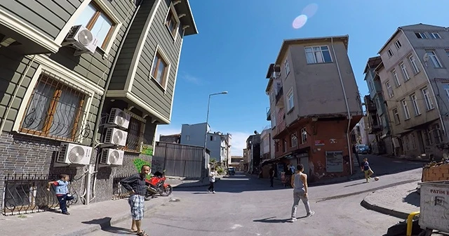 Balat'ta çocuklar kısıtlamaya aldırmadan sokağa çıktı