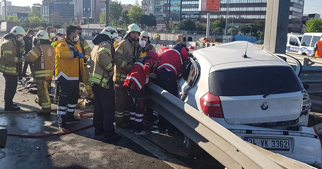 Bariyerlere çarpan araçta sıkışan sürücü kurtarıldı