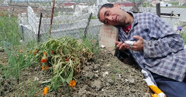 Bir yıldır her gün annesinin mezarına giderek ona dua ediyor, ağlıyor
