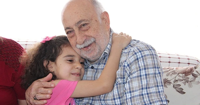 Burhan amca, bayram sevincini torunlarıyla yaşadı