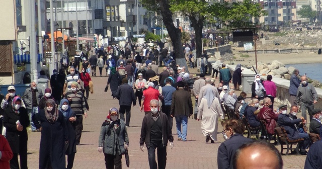 Bursa’da sahiller 65 yaş üstü vatandaşlarla doldu taştı