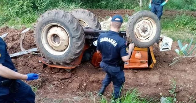 Çalışırken devrilen traktörün altında çiftçi hayatını kaybetti