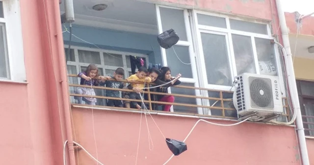 Çocuklar evlerinin balkonundan poşet uçurdu