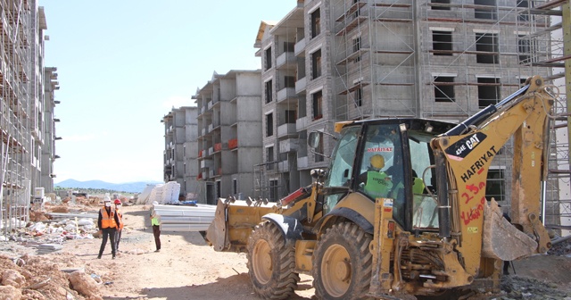 Depremzede konutları için işçiler bayramda da mesaide