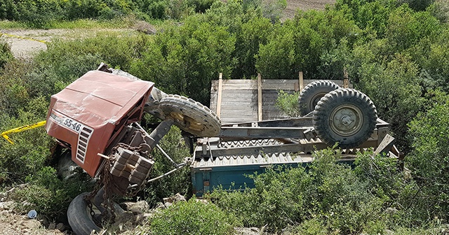 Devrilen traktörün altında kalan genç yaşamını yitirdi