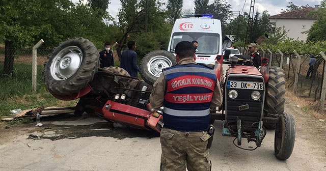 Devrilen traktörün altında kalan sürücü yaralandı