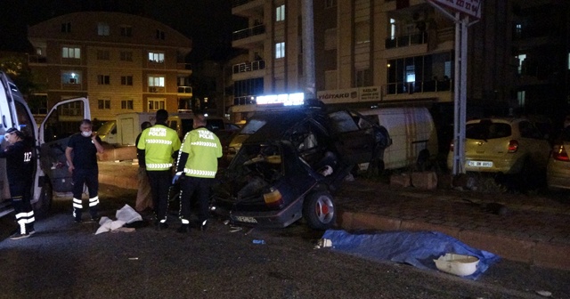 Direğe çarpan otomobil hurdaya döndü: 1 ölü, 1 yaralı