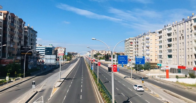 Diyarbakır&#039;da cadde ve sokaklarda kısıtlamanın ikinci gününde de seslik hakim