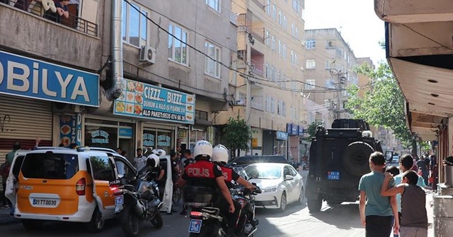 Diyarbakır&#039;da silahlı saldırıya uğrayan polis memuru şehit oldu