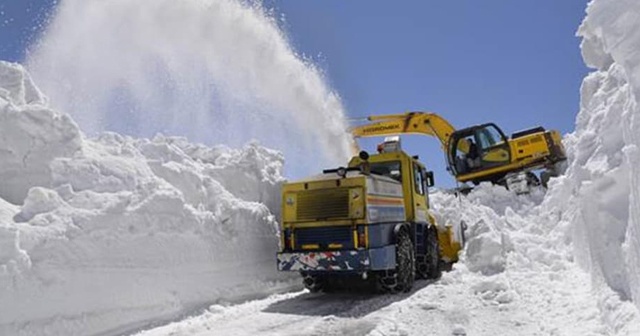 Erzurum&#039;da mayıs ayında karla mücadele