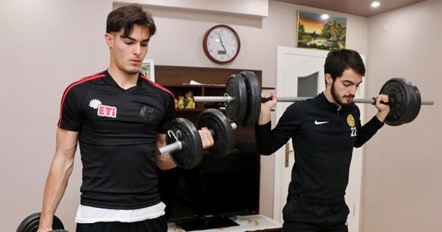 Eskişehirspor&#039;un Altunbaş kardeşleri evlerini spor salonuna çevirdi