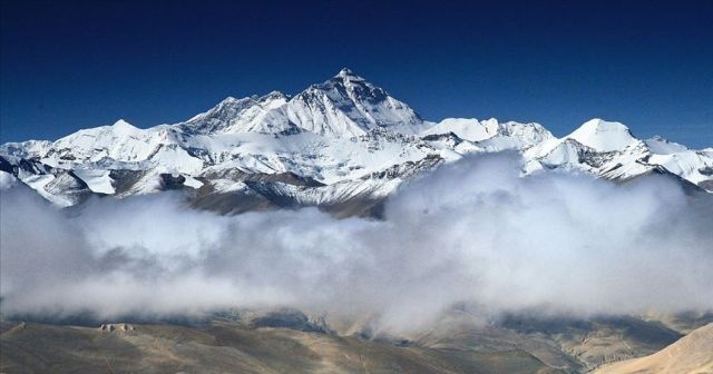 Everest&#039;in yüksekliğini ölçecek Çin ekibi zirveye ulaştı