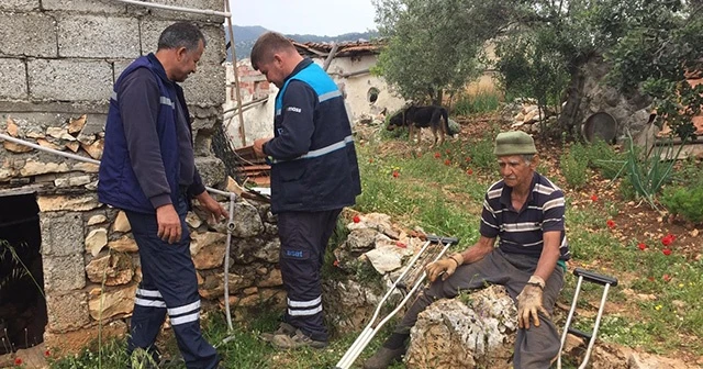 Evi su basan 65 yaş üstü Ramazan amcaya yardım edildi