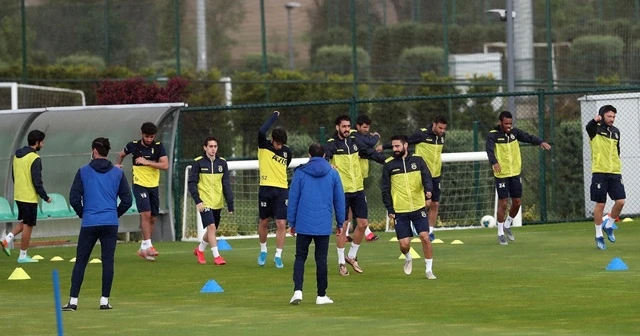 Fenerbahçe, günün çift antrenmanla tamamladı