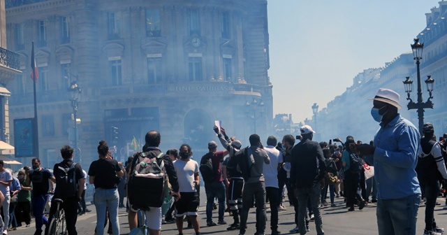 Fransa’da kaçak göçmenlerden protesto