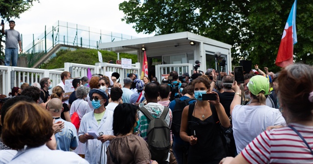 Fransa’da sağlık çalışanlarından protesto