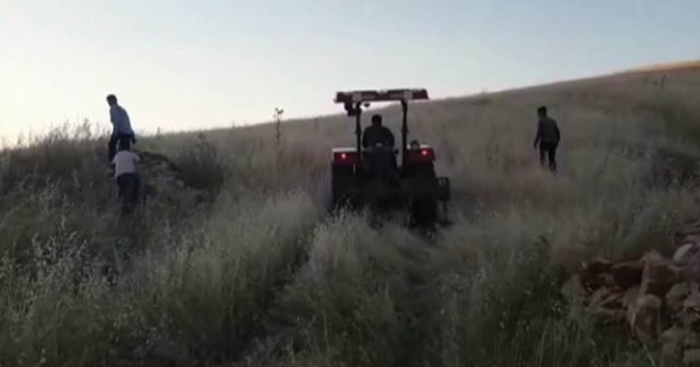 Gök taşı düştüğünü sonradan fark ettiler, tarlaya çıkıp aramaya başladılar