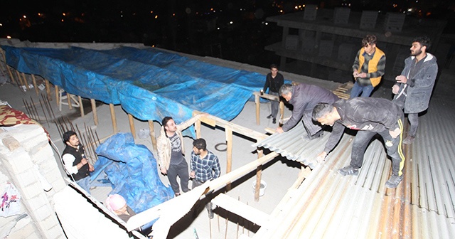 Hakkari’de şiddetli fırtına çatıları uçurdu