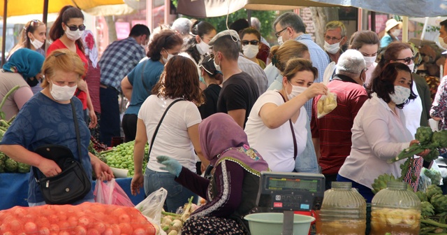 Halk pazarında sosyal mesafe hiçe sayıldı