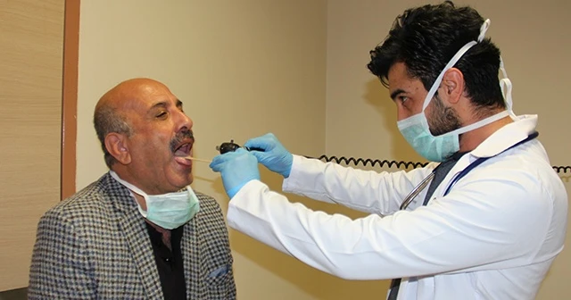 Hastalığı yenen doktor, ilk olarak immün plazmasını bağışladı